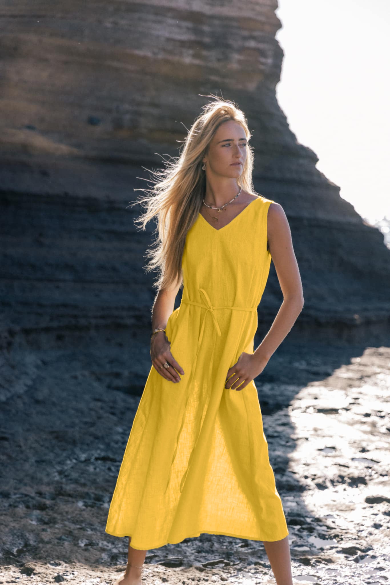 SUNSET — Robe mi-longue en lin sans manches à col V