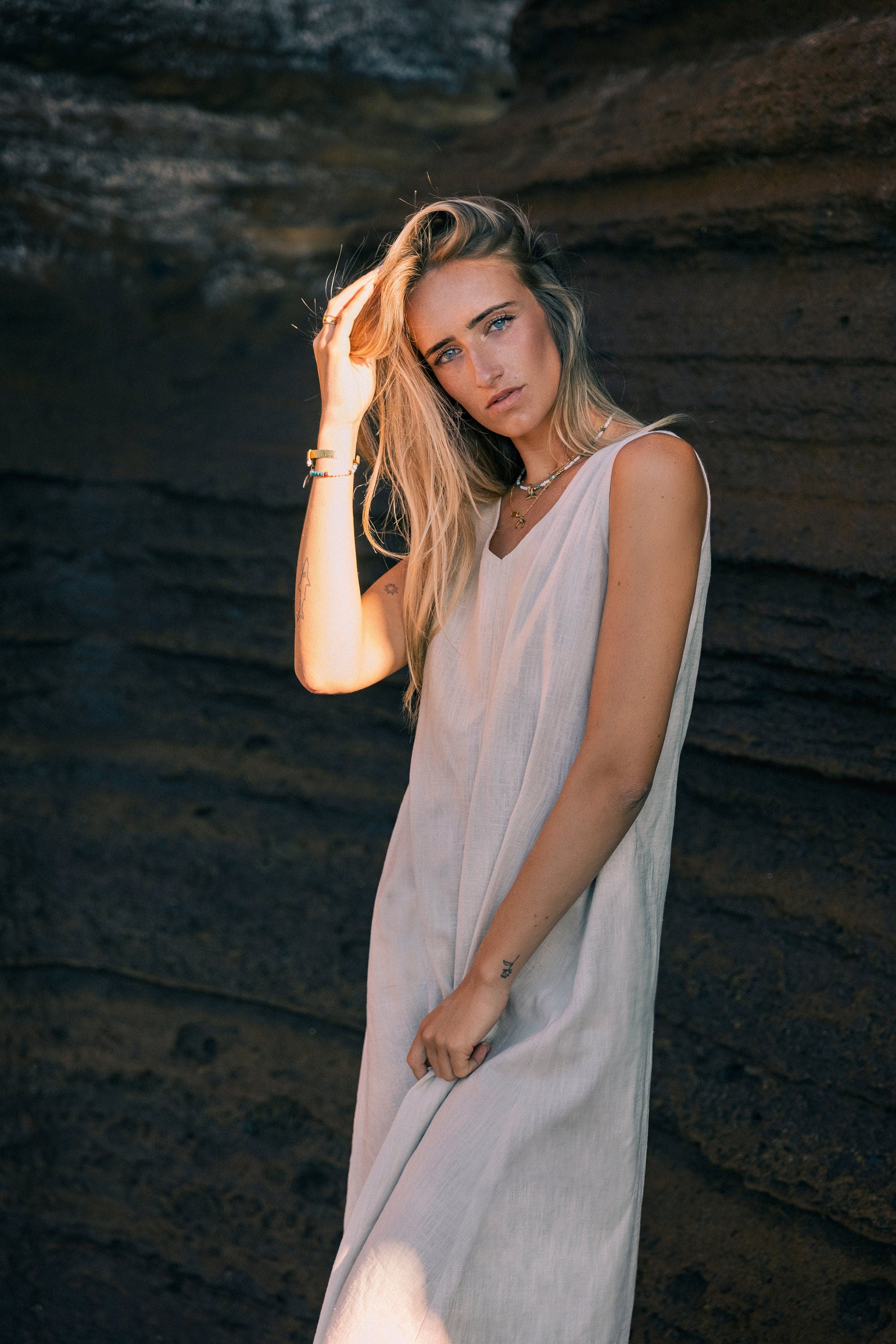 SUNSET — Robe mi-longue en lin sans manches à col V